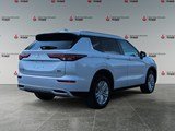 WHITE 2022 Mitsubishi Outlander SE