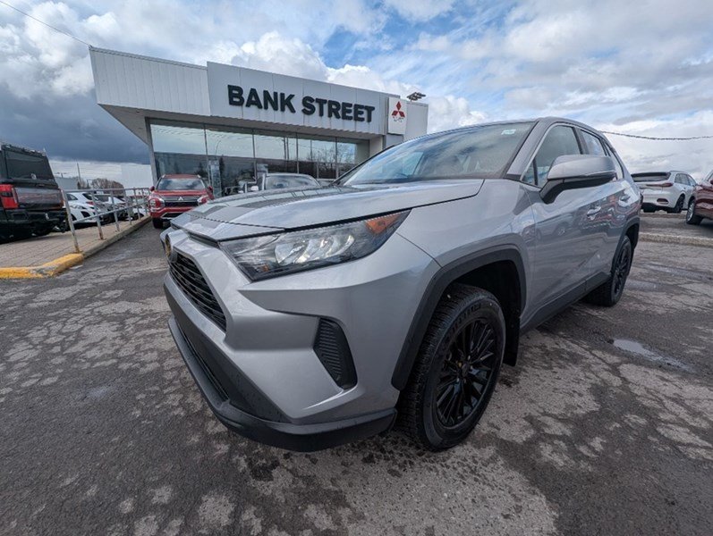 2023 Toyota RAV4 LE AWD/2 Sets of tires on rims! includes black sport alloys