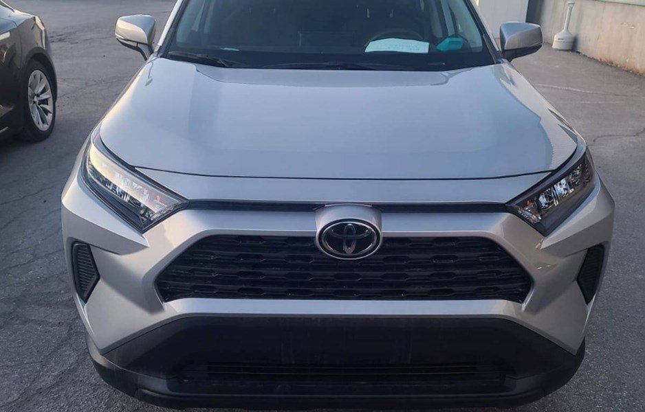 2023 Toyota RAV4 LE AWD/2 Sets of tires on rims! includes black sport alloys