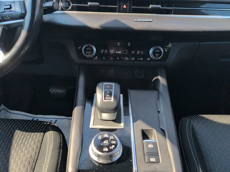WHITE 2022 Mitsubishi Outlander SE S-AWC