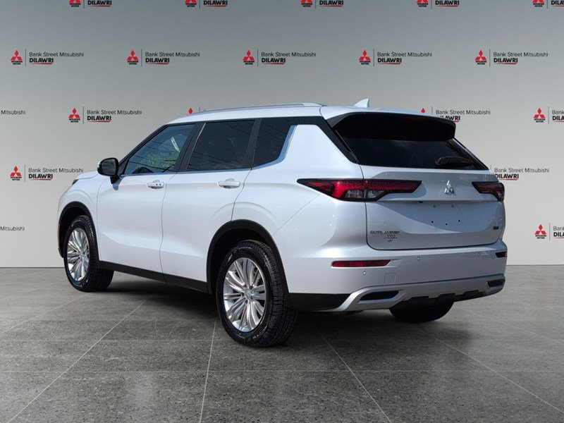 WHITE 2022 Mitsubishi Outlander SE S-AWC