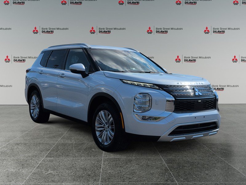 WHITE 2022 Mitsubishi Outlander SE S-AWC