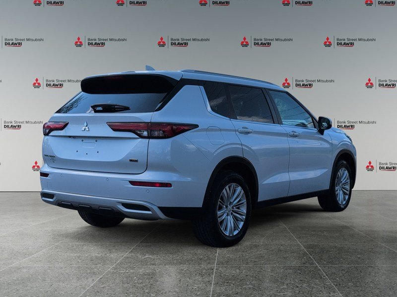 WHITE 2022 Mitsubishi Outlander SE S-AWC