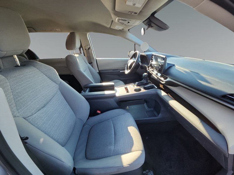 2022 Toyota Sienna LE 8-Passenger FWD