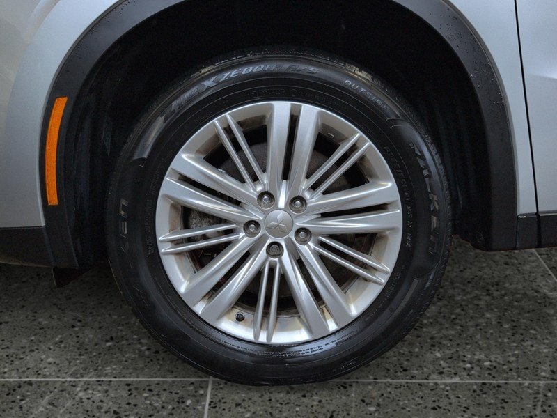 STERLING SILVER 2024 Mitsubishi Outlander ES S-AWC