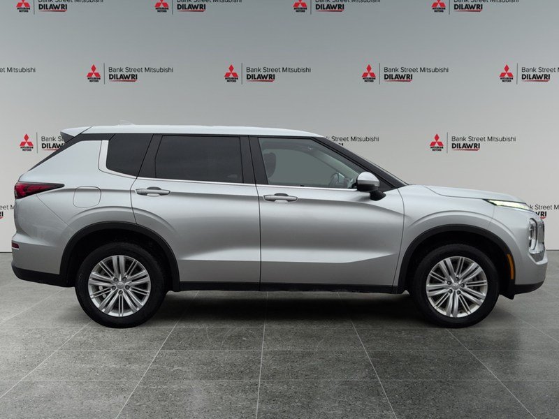 STERLING SILVER 2024 Mitsubishi Outlander ES S-AWC