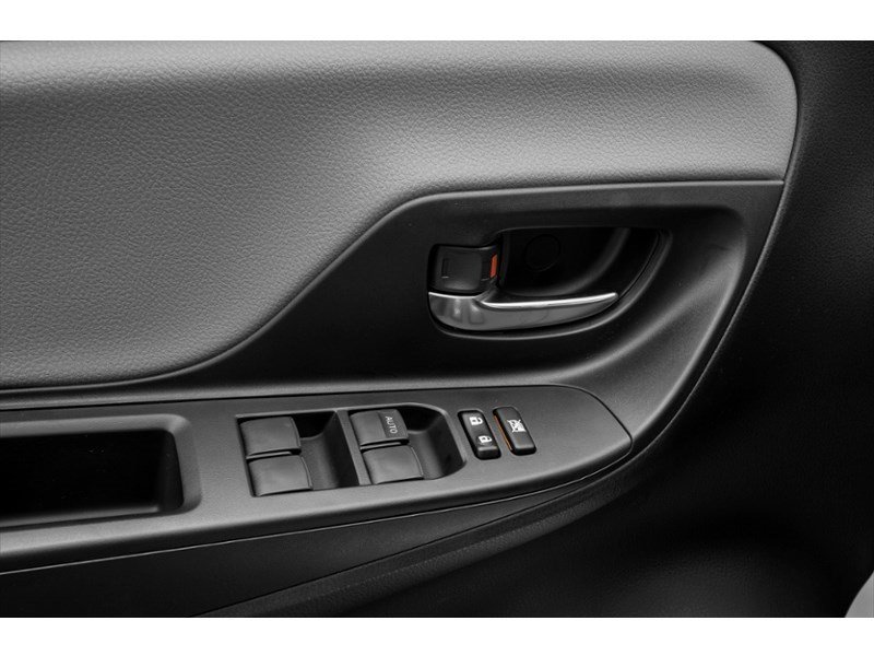2017 Toyota Yaris 5dr HB Auto LE Exterior Shot 14