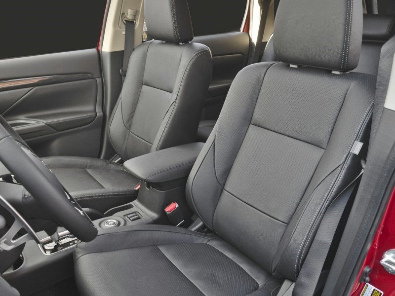 2017 Mitsubishi Outlander ES OEM Shot 6